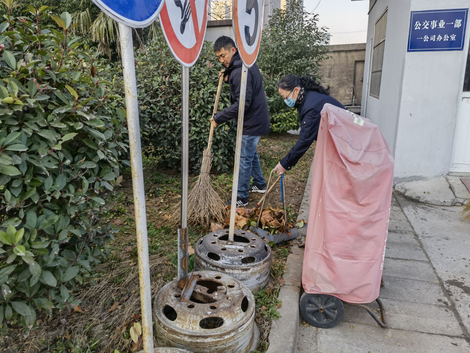 公交集團(tuán)公交事業(yè)一部打掃場(chǎng)站衛(wèi)生 完善辦公環(huán)境